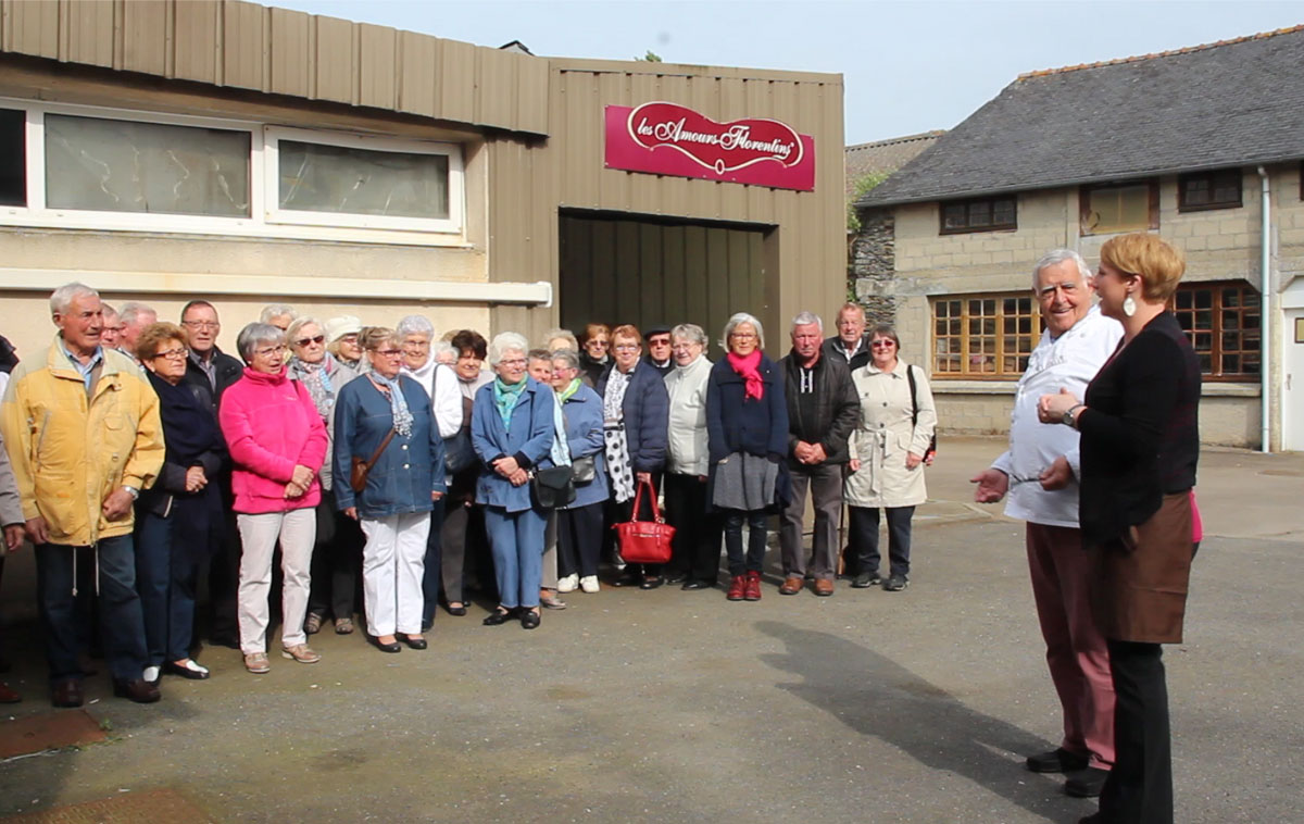 Groupe de visiteur et Michel Chatillon